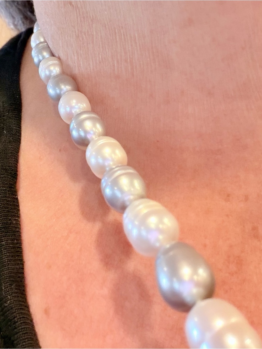 Elegant Faux Pearl Necklace - Picture 2 of 12